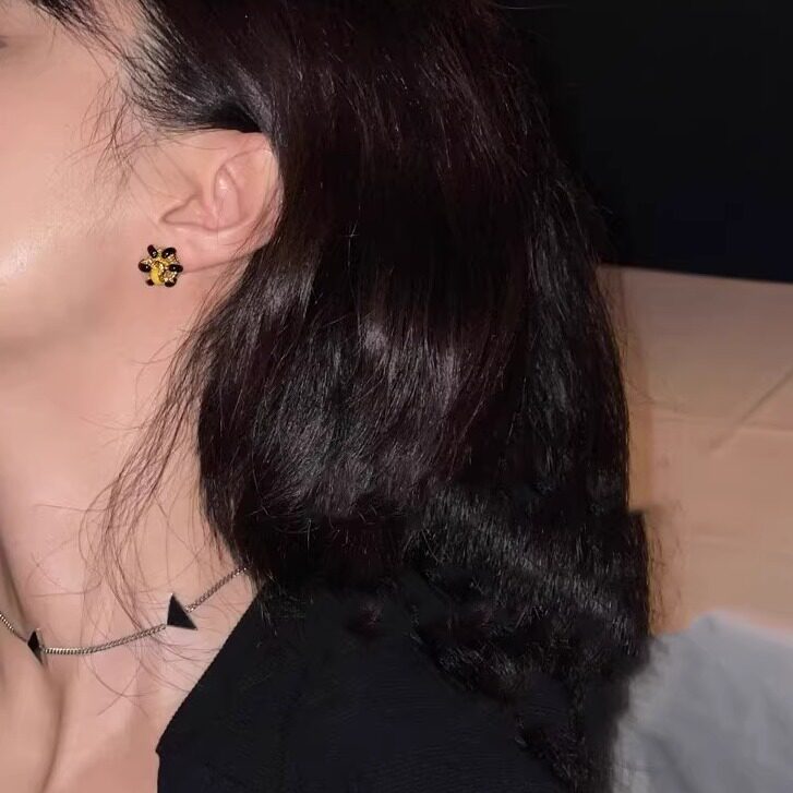南法小花黑色白色珐琅金属质感彩色个性缠绕线团精致花朵耳钉耳环
