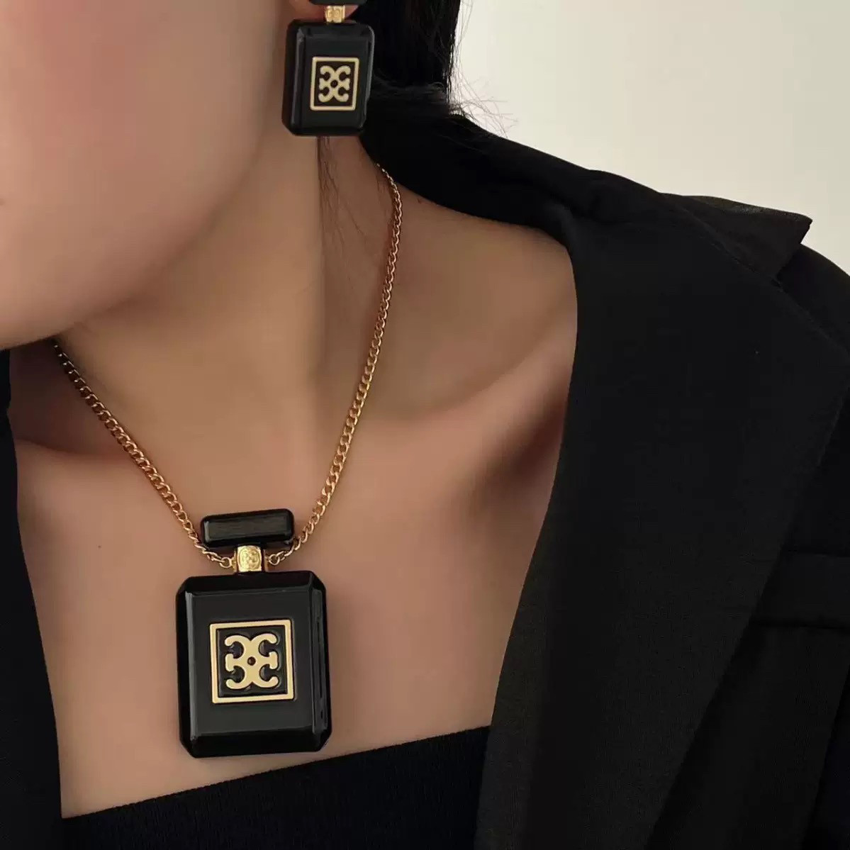 欧美T家设计香水瓶树脂吊坠项链大LOGO时尚小众耳环百搭气质耳饰图片