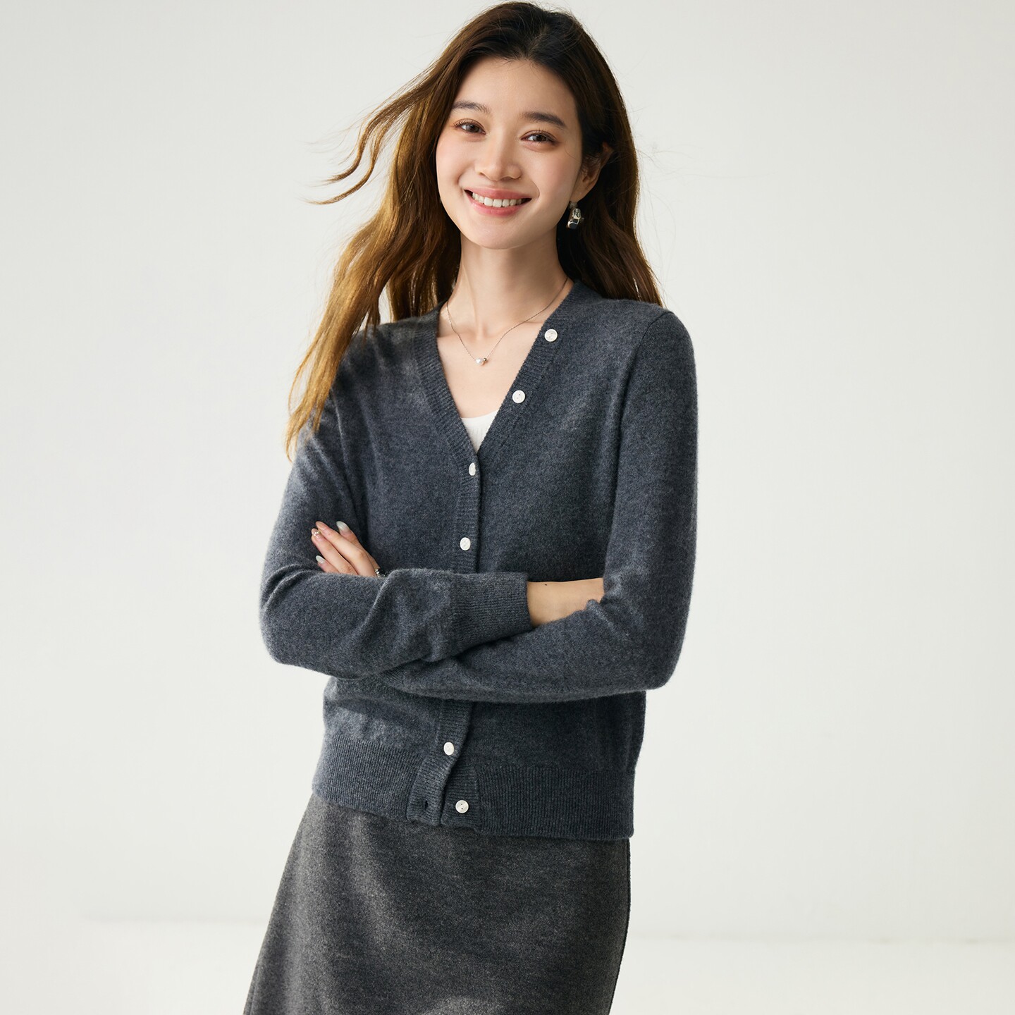 /亲肤耐穿 羊绒羊毛经典V领开衫女针织外套纯色百搭毛衣