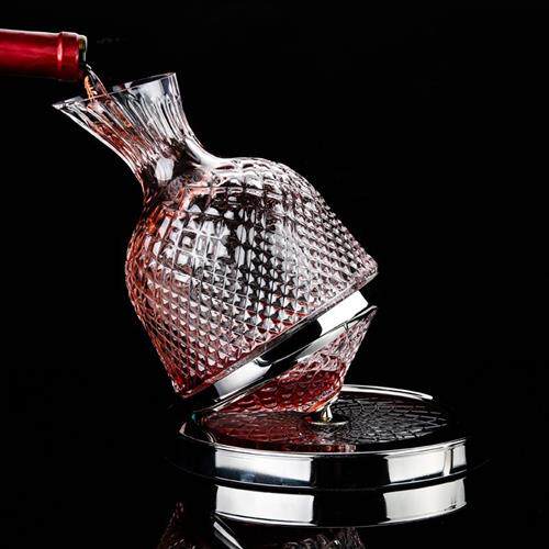 爆款陀螺旋转醒酒器黑领结红酒杯 家用高档豪华不倒翁醒酒器套装属于什么档次？