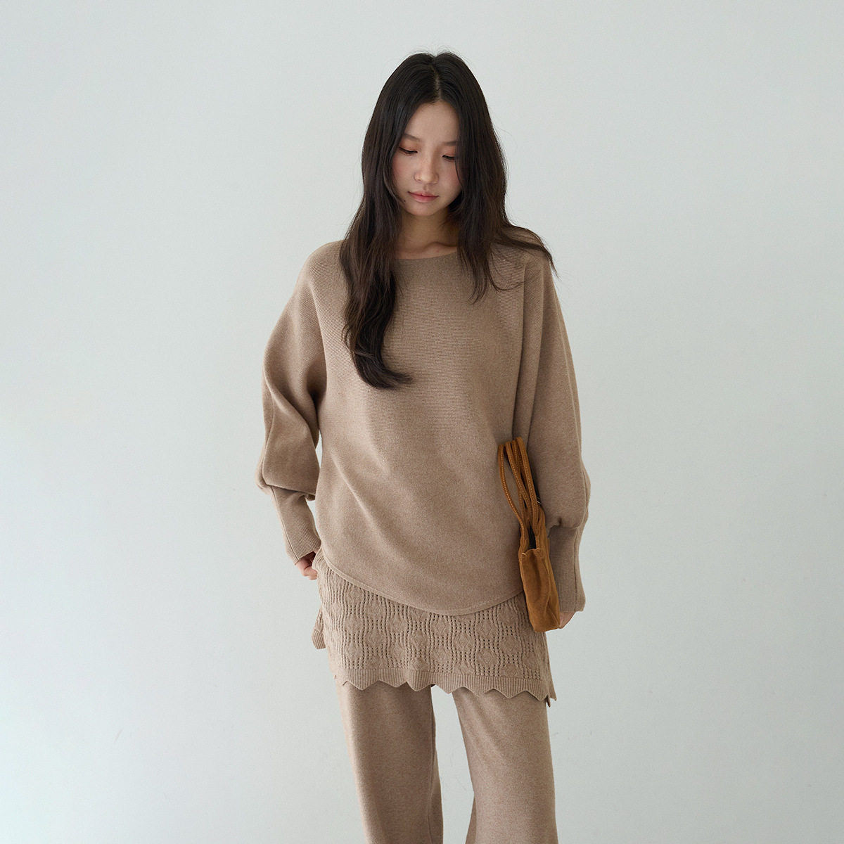 桐宝【欧凡】温柔韩系蝙蝠袖圆领毛衣+勾花拼接屁帘休闲裤两件套