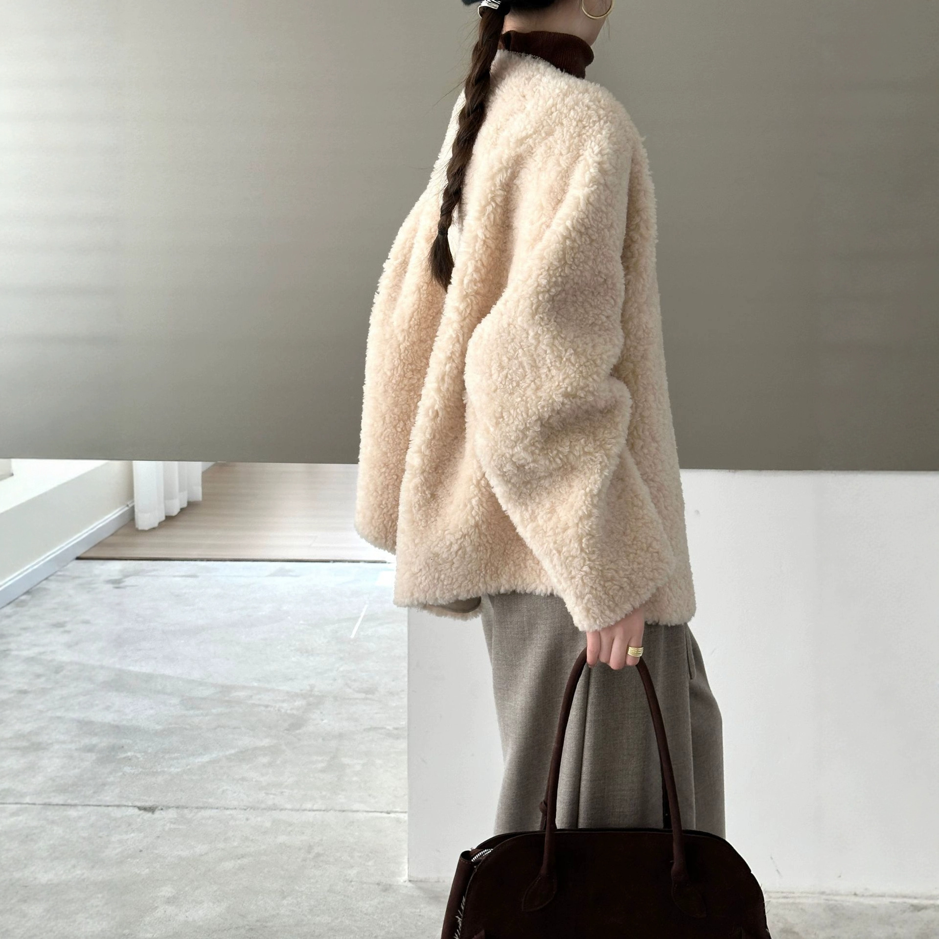 桐宝全羊毛颗粒绒V字领单排扣落肩袖中长款皮毛一体麂皮绒开衫女