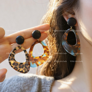 YOUJUclub-港岛欧尼~几何玳瑁色豹纹夸张复古港风耳环蚊香盘耳夹
