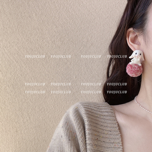 YOUJUclub-粉色空气 日系复古兔子毛绒毛球冬天耳环蚊香盘耳夹女