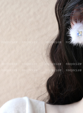 YOUJUclub-残雪~毛茸茸白色毛球温柔超仙蝴蝶冬天耳钉蚊香盘耳夹