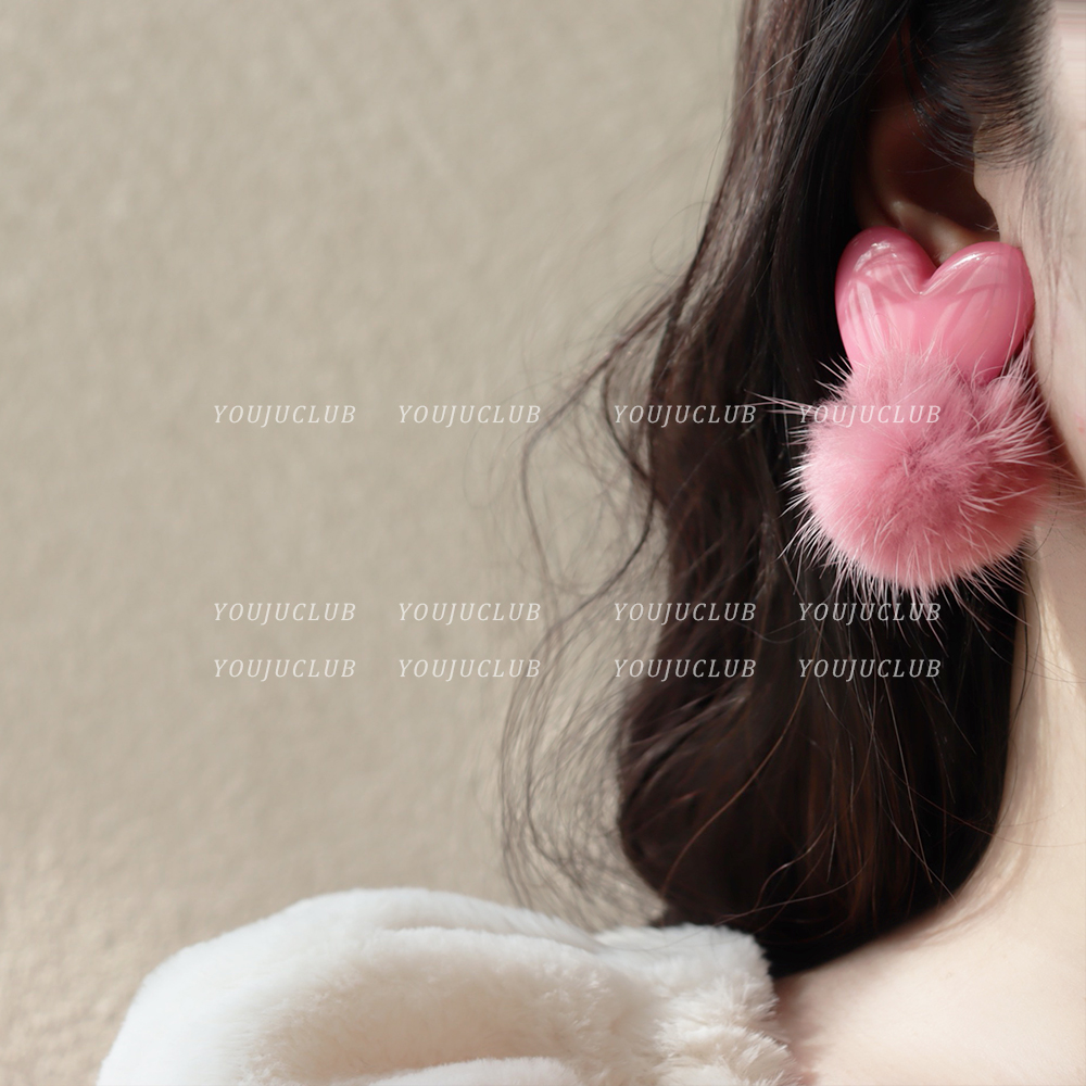 趣味日系毛绒玫红色耳环