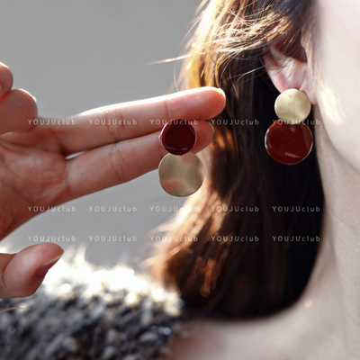 YOUJUclub-柏莎丽雅~ 红色秋冬拉丝哑光方圆脸气质耳环蚊香盘耳夹