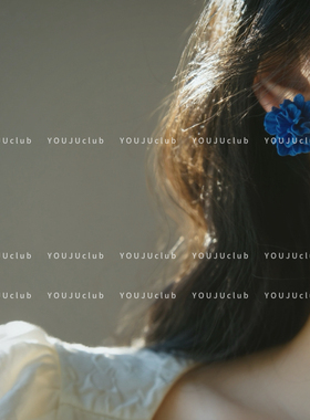 YOUJUclub-褶皱蓝花~显白克莱因蓝色立体花朵复古耳环蚊香盘耳夹