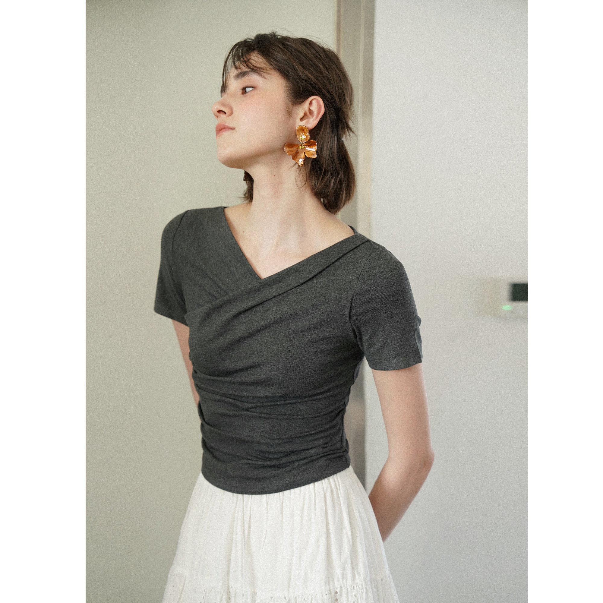 解构设计感V领交叠修身显瘦短袖打底衫T恤女夏季新款收腰褶皱上衣