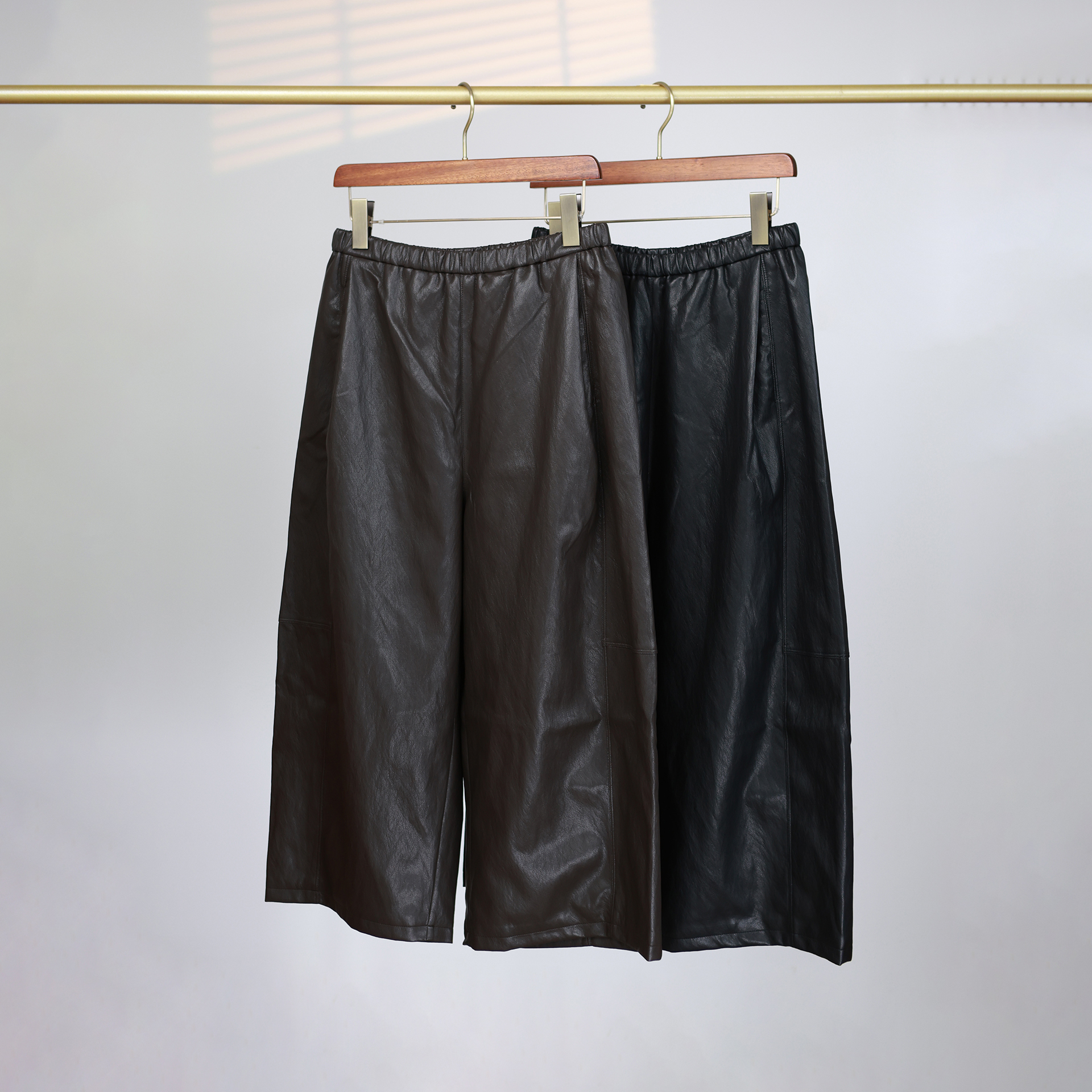 超赞~人手都入定制高品质 设计款宽松百搭时尚蛋白皮裤阔腿裤