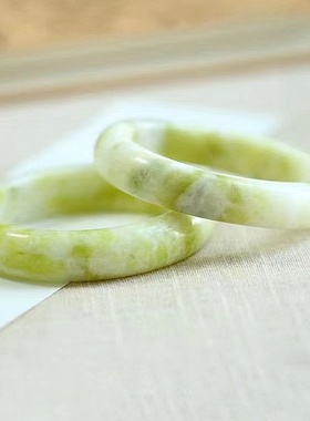 天然甜美风旺夫浅绿飘花玉手镯