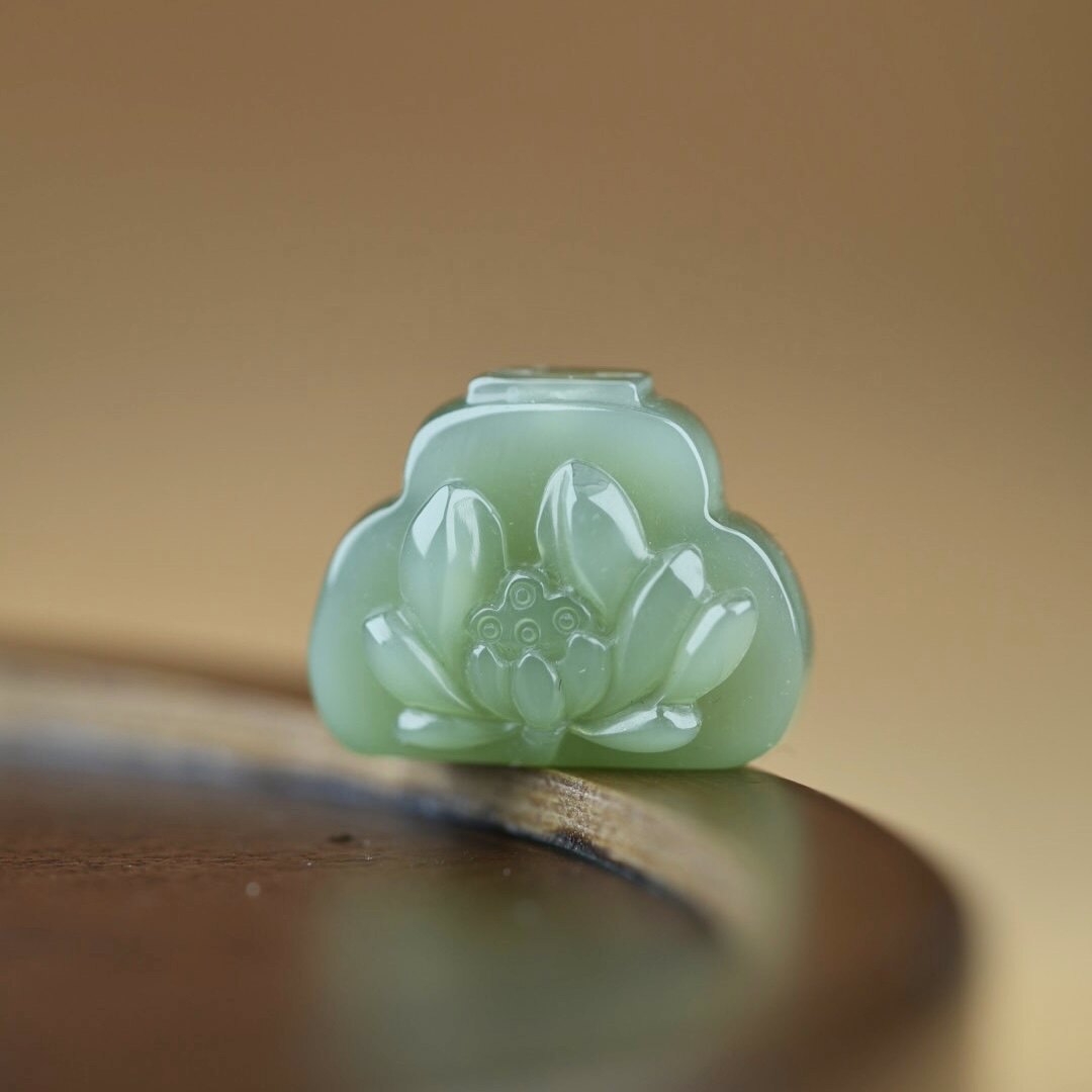 天然和田玉碧玉粉青莲花牌吊坠苏工青玉牌挂坠气质女士