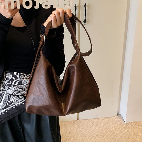 今年流行包包女士2025新款复古小众设计通勤托特包百搭单肩斜挎包