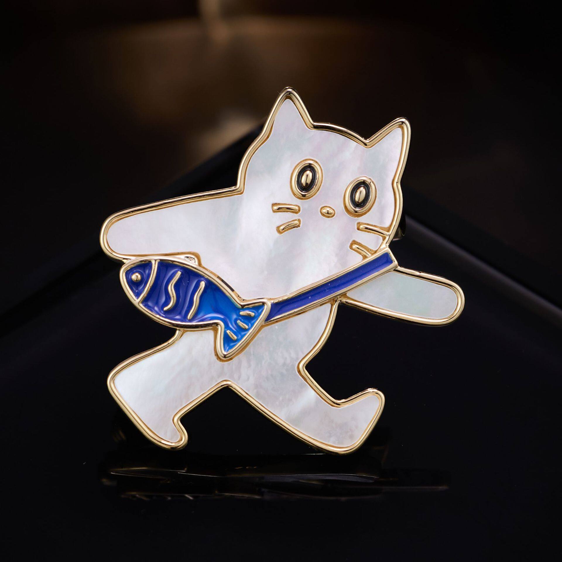 可爱贝母猫咪背小鱼胸针卡通百搭金属别针西装外套配饰徽章饰品女