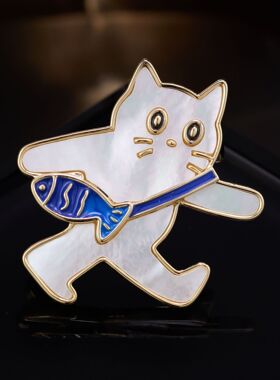 可爱贝母猫咪背小鱼胸针卡通百搭金属别针西装外套配饰徽章饰品女