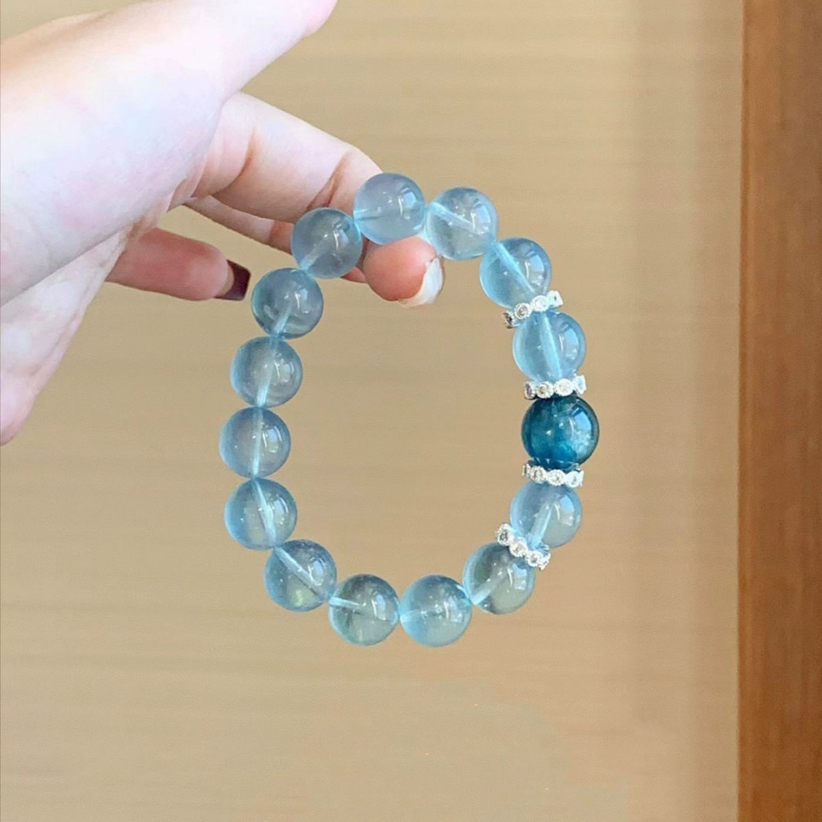 仿天然海宝蓝水晶手链轻奢小众设计冰透蓝色水晶手串少女手链礼物