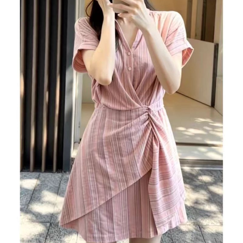 气质显瘦裙子2026新款设计法式条纹短袖连衣裙女装褶皱不规则收腰