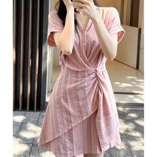 气质显瘦裙子2026新款设计法式条纹短袖连衣裙女装褶皱不规则收腰