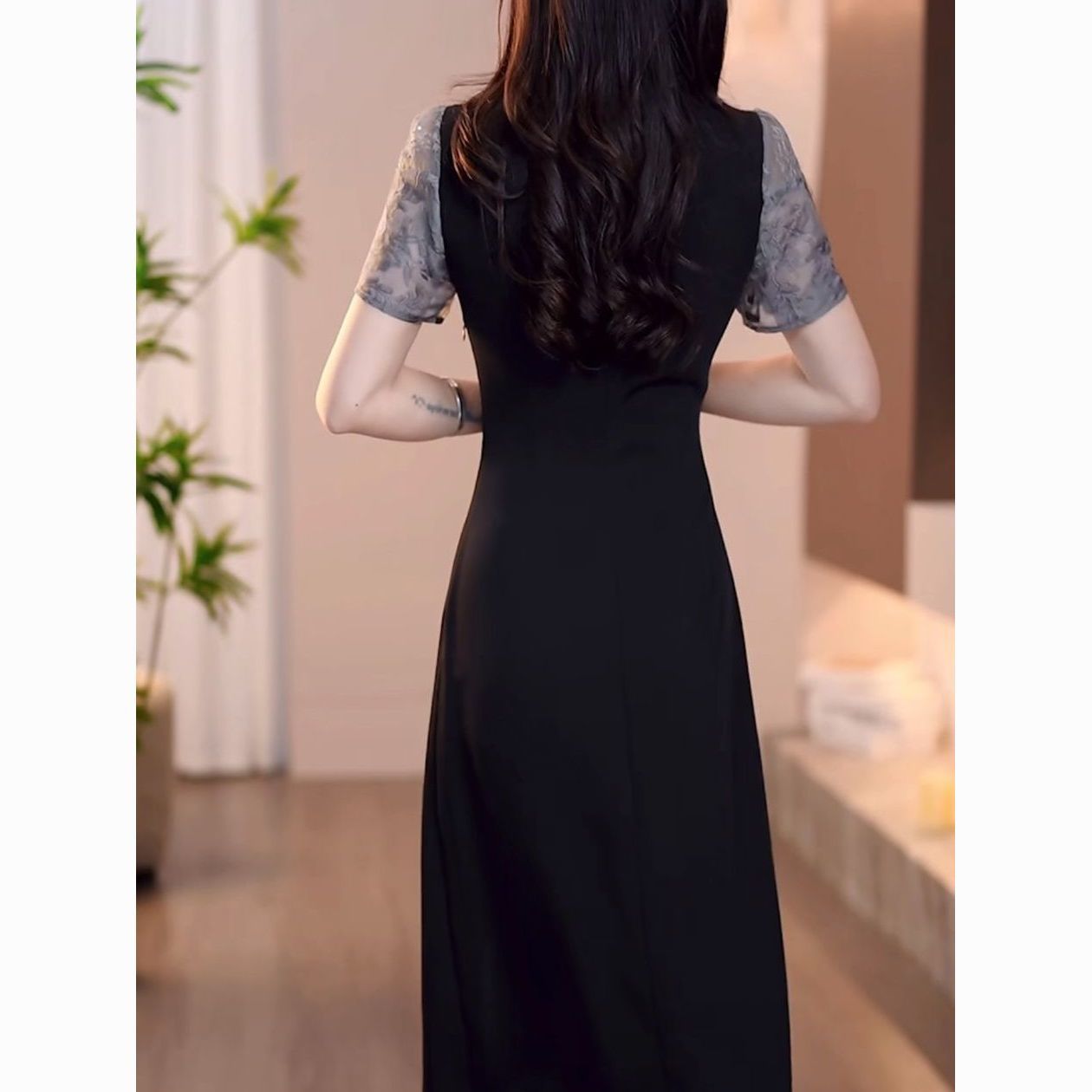 A字裙子女潮2025夏季新款V领短袖中长款连衣裙时尚气质设计感拼接