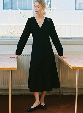 Into Fiction 可机洗羊毛法式V领修身大摆伞裙秋冬长袖长裙连衣裙