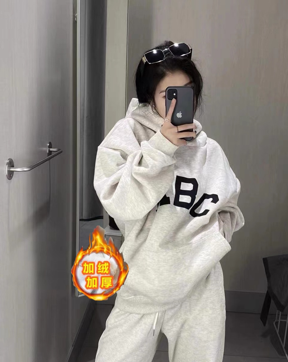 가을과 겨울 학생 패션 브랜드 캐주얼 투피스 세트 여성을위한 벨벳과 두꺼운 느슨한 후드 티셔츠 운동복 정장