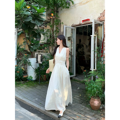 杏色爆款v领挂脖连衣裙子女夏季2026新款高级感海边度假收腰长裙