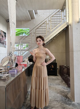 法式露肩抹胸度假长裙子2026夏季新款女士收腰显瘦高级感连衣裙