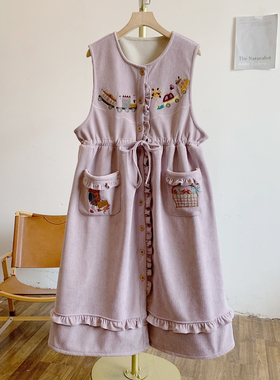 C5382加绒刺绣双口袋全开扣木耳边马甲裙