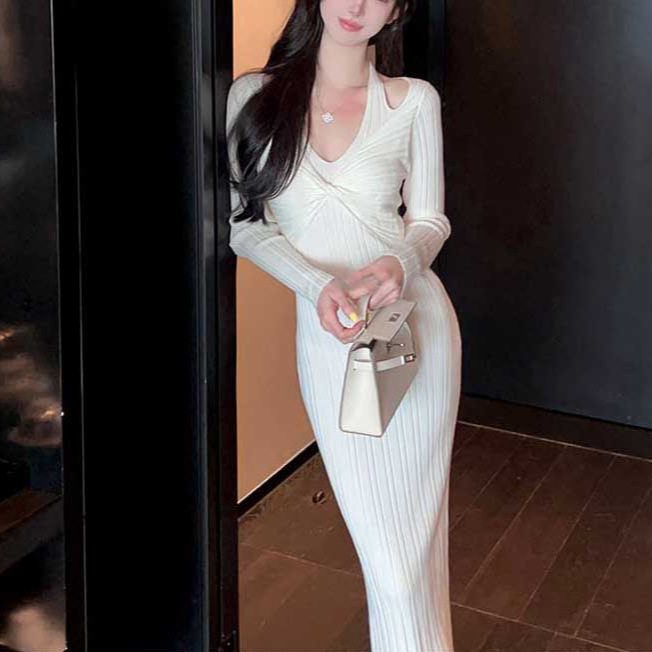 Momo纯欲白色秋冬季挂脖裙子