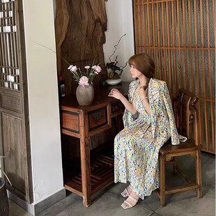 小末家 春暖花开淡彩套装。设计感不规则西服+背心抽带连衣裙