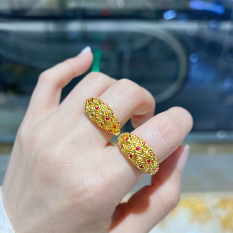18K镶红锆石菱格纹戒指Au750不脱模工艺复古轻奢宽版指环水贝直发