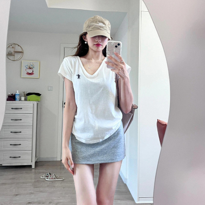 设计感小马刺绣修身短袖v领T恤女夏季宽松显瘦休闲纯色正肩上衣