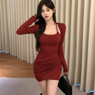 纯欲挂脖红色连衣裙秋冬设计感显瘦性感包臀短裙修身打底内搭裙潮