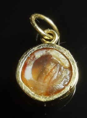 11640西亚三千年镶蚀红玉髓羊眼板珠包18K黄金小滴流 老玛瑙吊坠