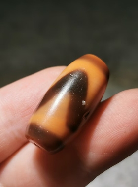 13637   藏传老玛瑙红肉虎牙天珠吊坠