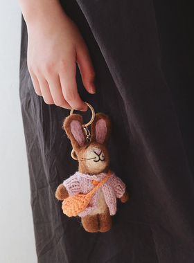 精品小棕兔钥匙扣毛衣兔子挂件女生包挂小众手工羊毛毡成品挂饰品