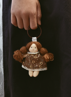 手工小众可爱布衣娃娃挂件辫子棕色包挂女公仔卡通吊饰个性潮吊坠
