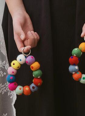 纯手工小众彩色手环式挂件包挂手机挂饰小号包包羊毛毡球球口红包
