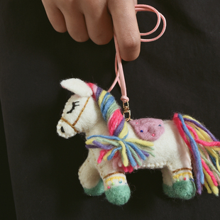重工高品质手工羊毛毡挂件彩虹马包挂大号生肖马年礼物礼品车挂饰