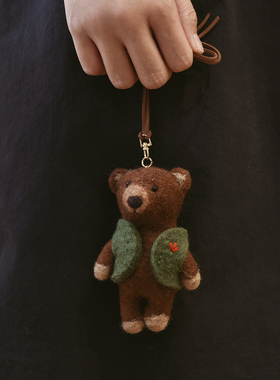 进口情侣挂件手工羊毛毡车挂大号包挂小众棕熊公仔钥匙扣卡通吊坠