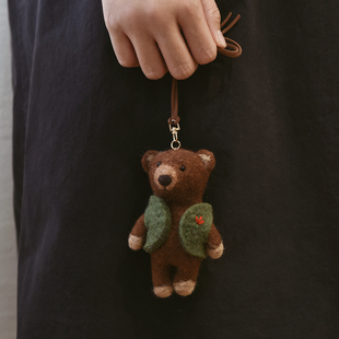 进口情侣挂件手工羊毛毡车挂大号包挂小众棕熊公仔钥匙扣卡通吊坠