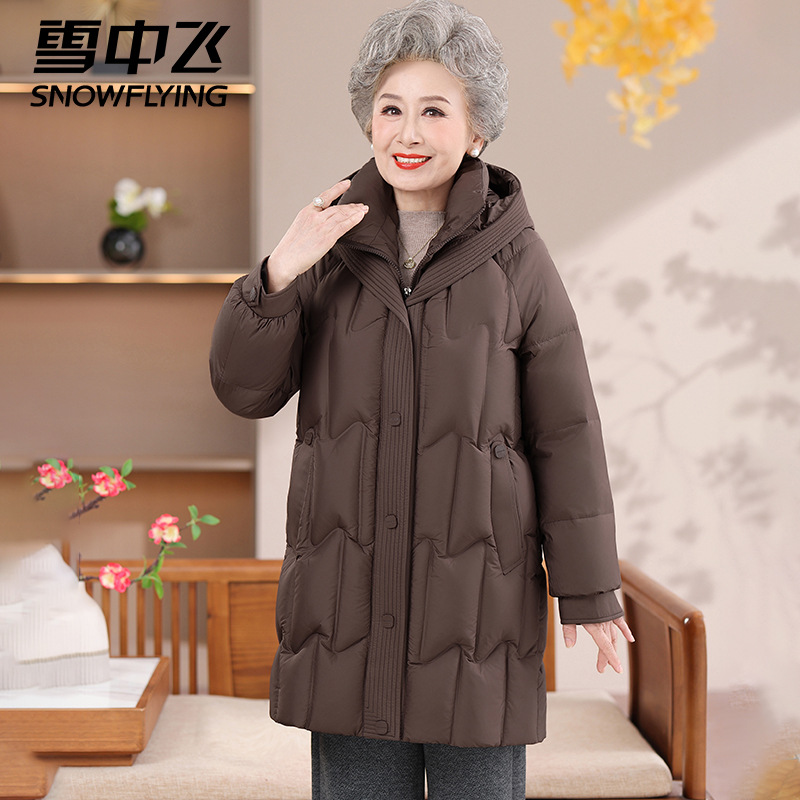 雪中飞官方中老年人妈妈羽绒服女连帽中长款冬季新款加厚奶奶外套