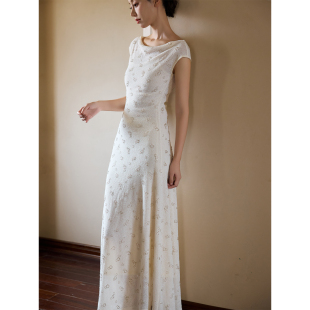 简约气质温柔裙子女 2026春夏新款 ONMOON 米白珠绣荡领针织连衣裙