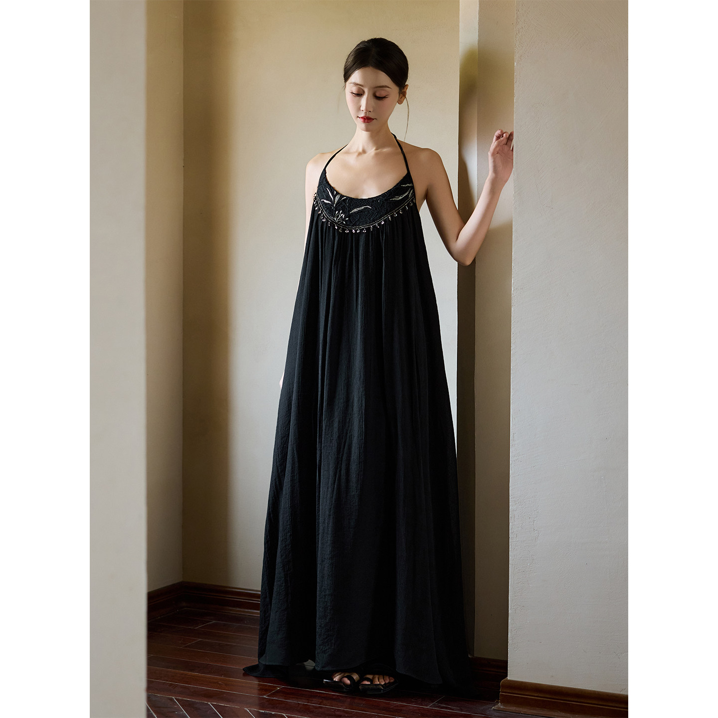 ONMOON 黑色绳绣拼接挂脖吊带连衣裙 2026春夏新款气质度假风裙子