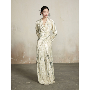 新款 浪漫长款 v领印花丝绒长袖 2024秋冬法式 裙子女 连衣裙 ONMOON