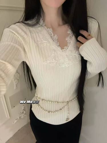 weme温柔风蕾丝刺绣V领针织衫女秋季2026新款修身显瘦不规则上衣
