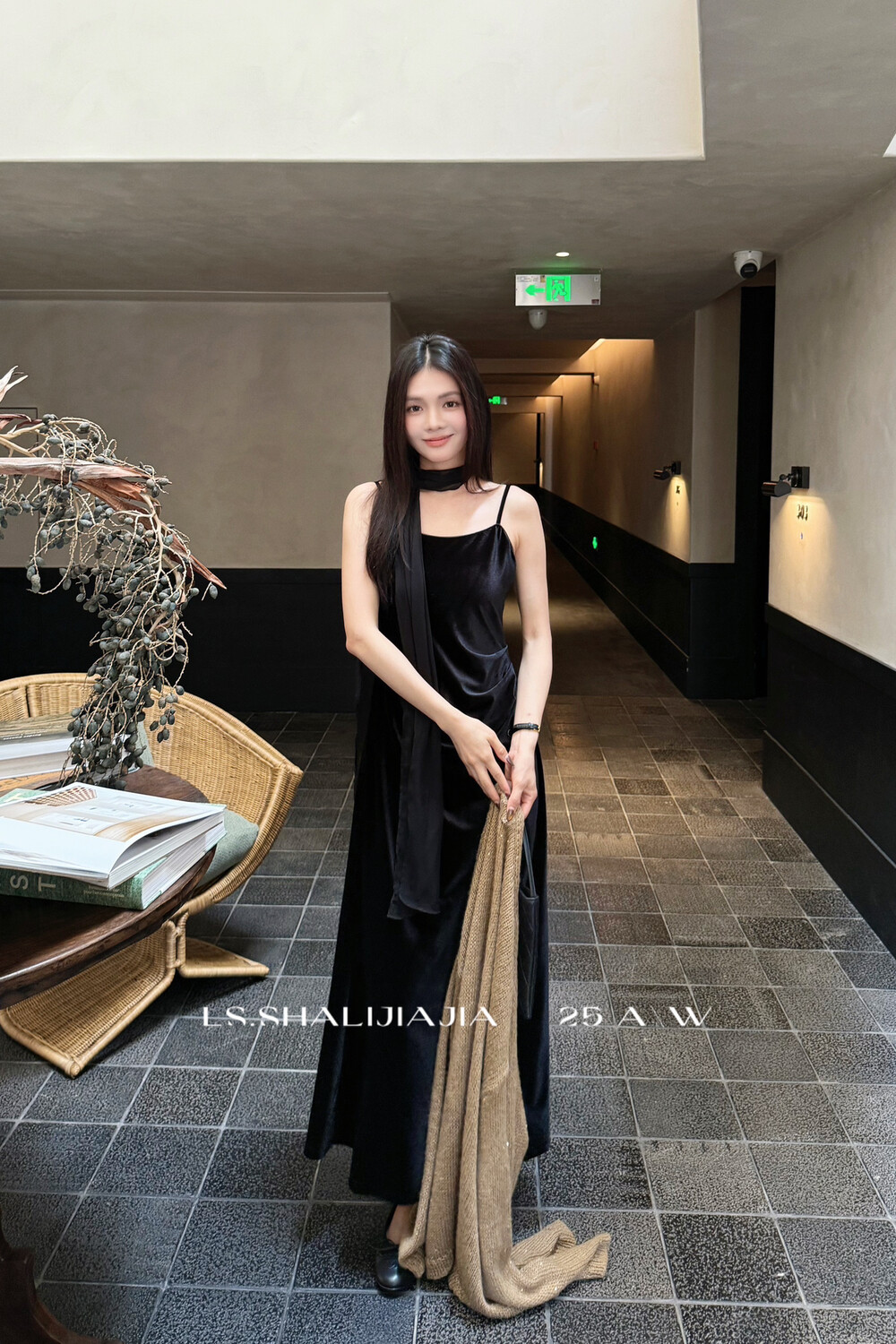 LS秋季2025新款名媛风丝巾褶皱丝绒吊带连衣裙女修身显瘦包臀裙