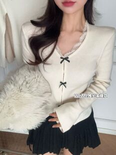 weme春季2026新款拼接蕾丝花边V领假两件叠穿上衣女收腰羊毛针织