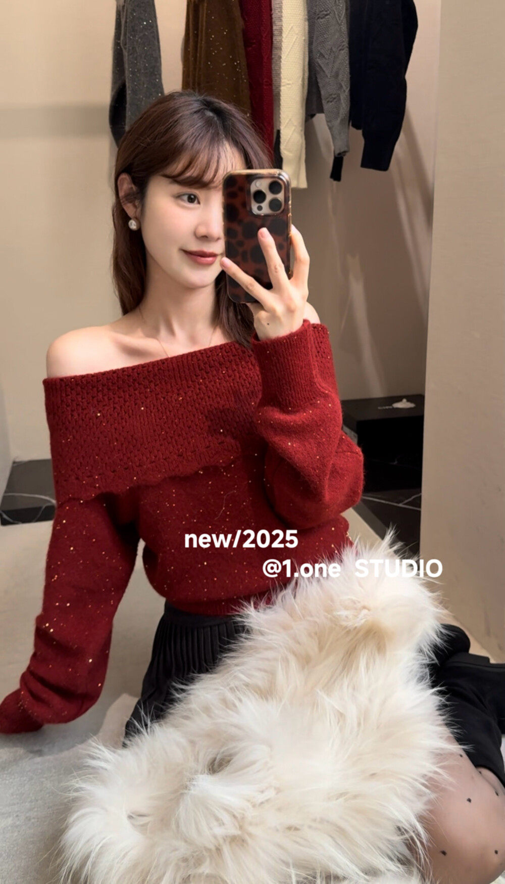 1.ONE春季2026新款韩系一字肩露肩长袖针织衫女设计感气质上衣女