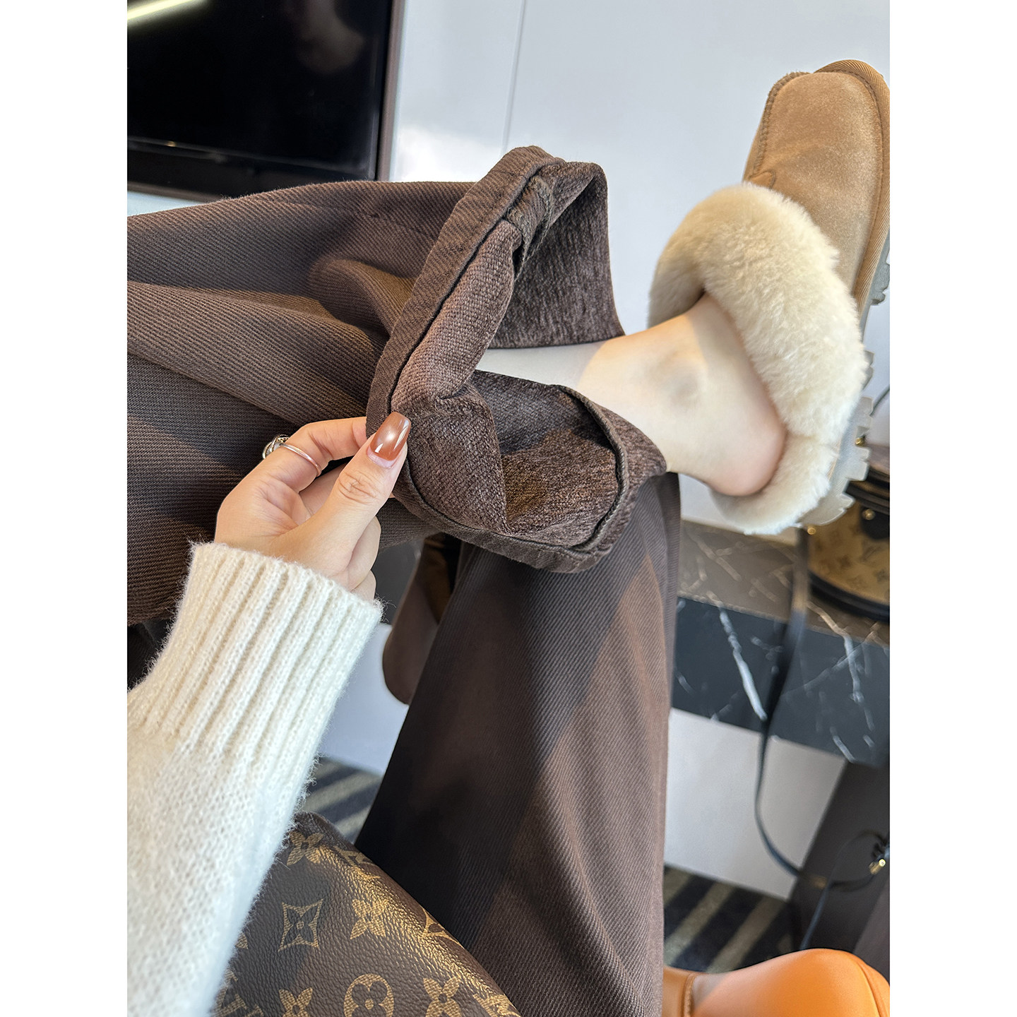 今年巨流行！咖色植绒阔腿牛仔裤